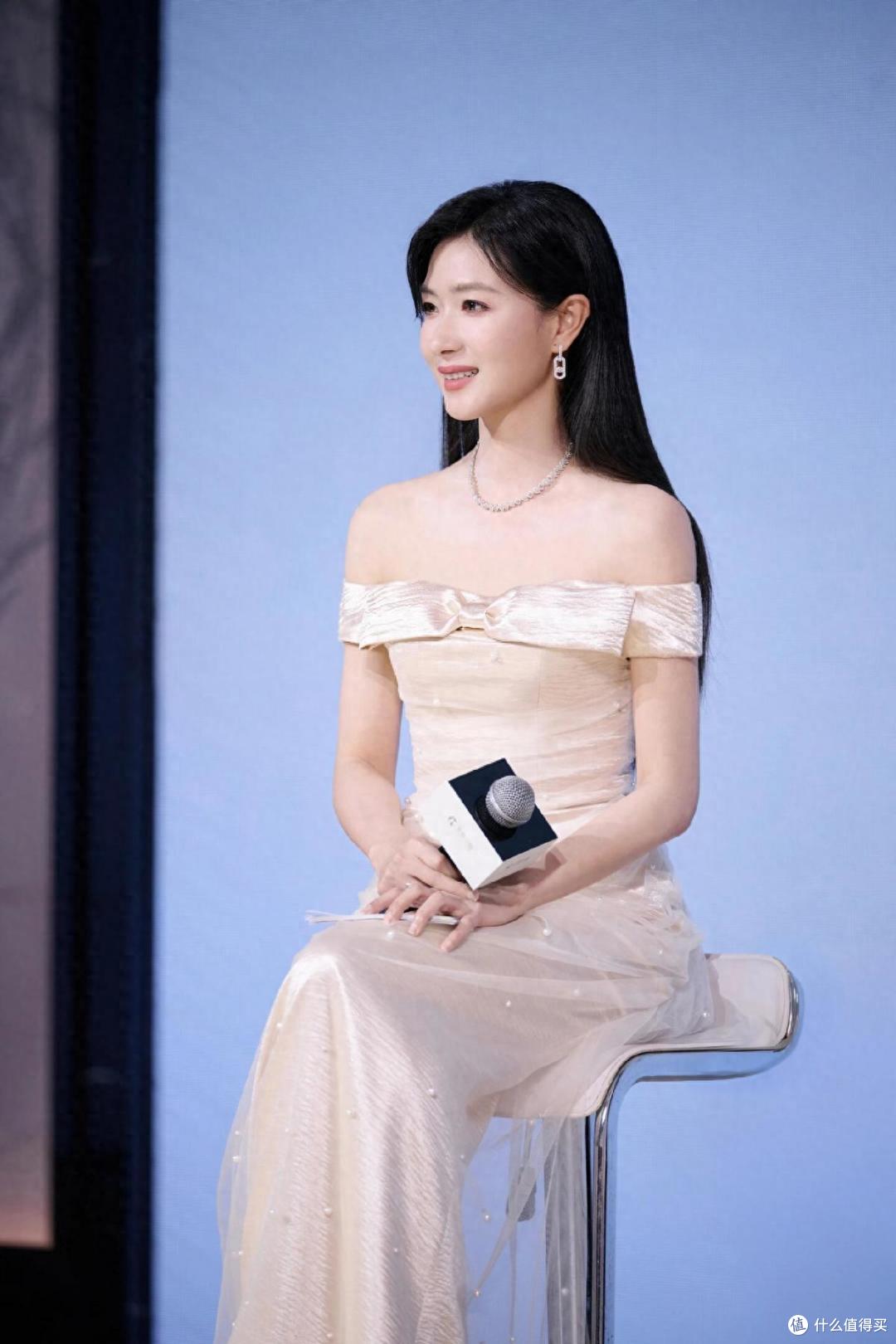 万茜留回长发后,好像换了个人!穿抹胸裙好惊艳,美到差点认不出