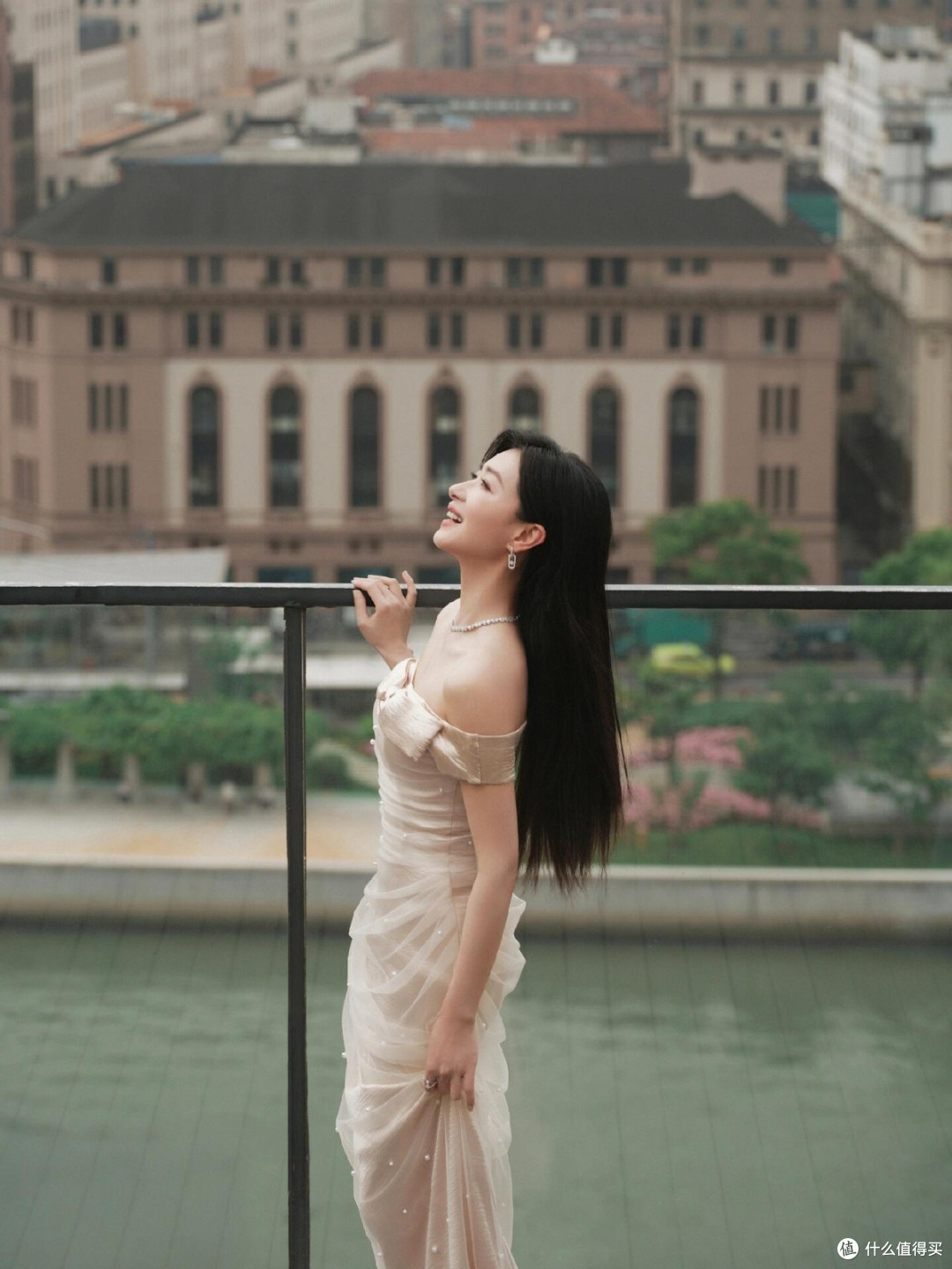 万茜留回长发后,好像换了个人!穿抹胸裙好惊艳,美到差点认不出