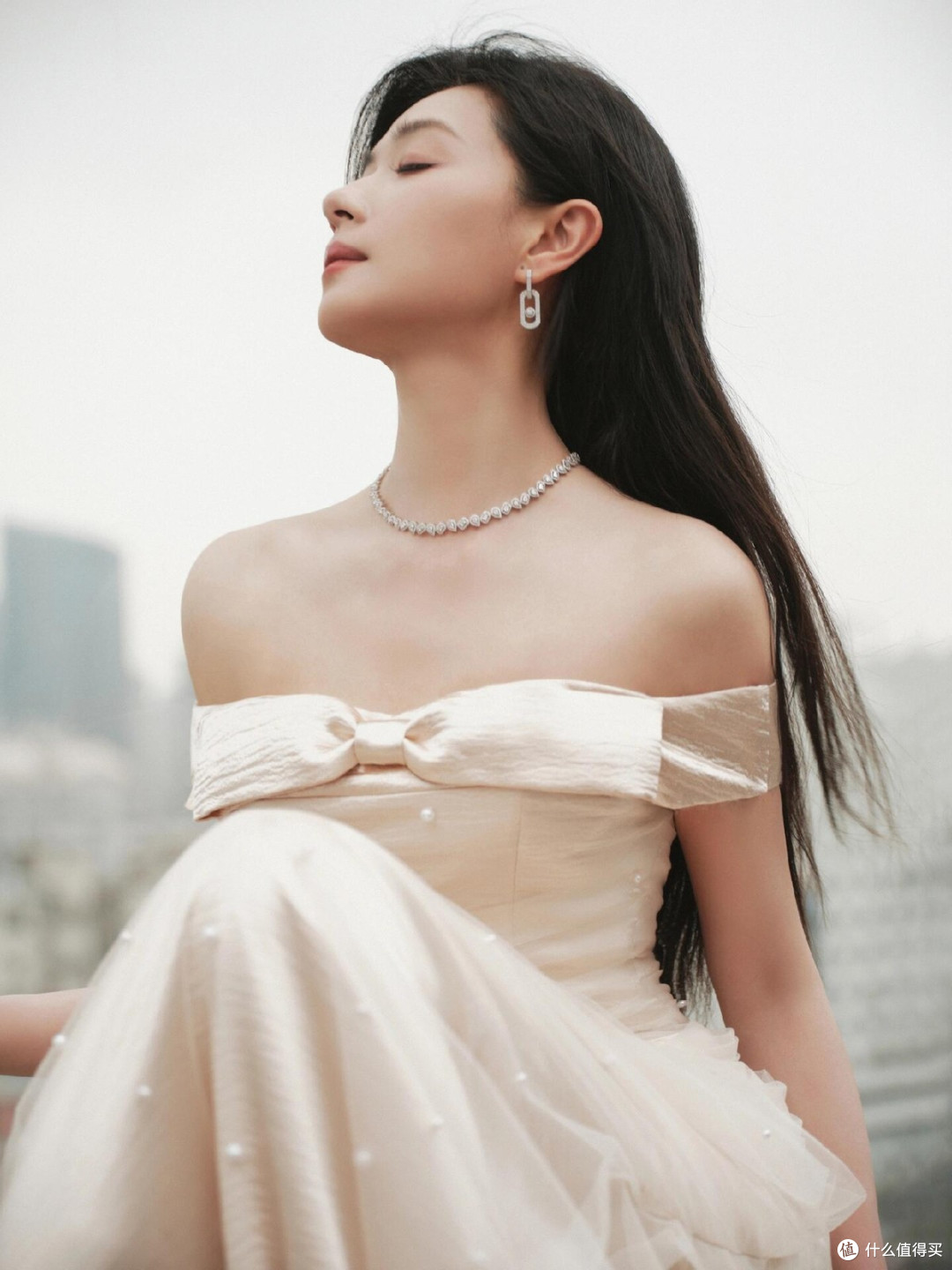 万茜留回长发后,好像换了个人!穿抹胸裙好惊艳,美到差点认不出