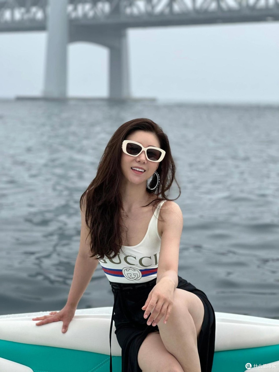 李小萌的饱满身材藏不住,穿背心搭配开叉半身裙,凹凸感太出众了