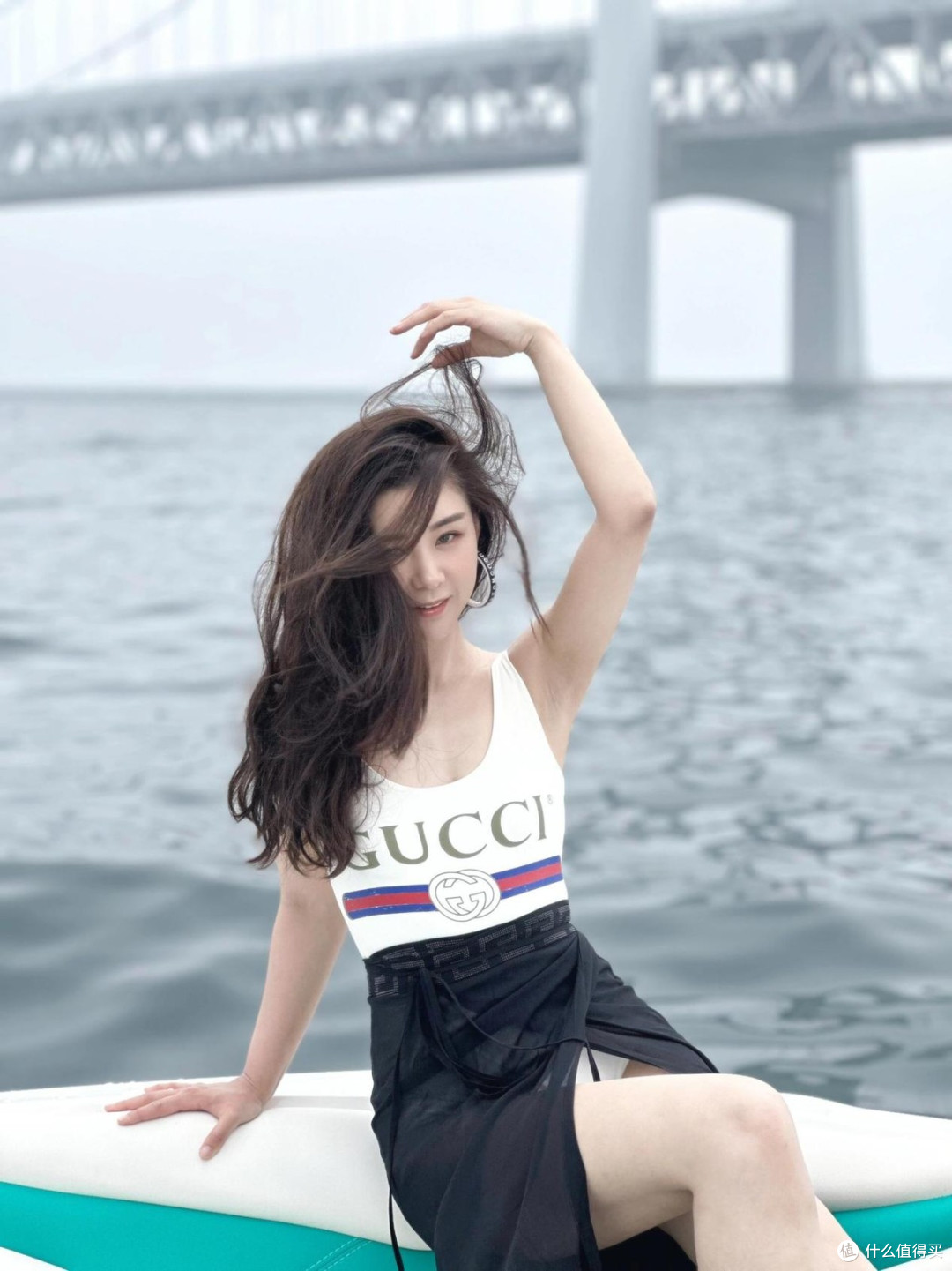 李小萌的饱满身材藏不住,穿背心搭配开叉半身裙,凹凸感太出众了
