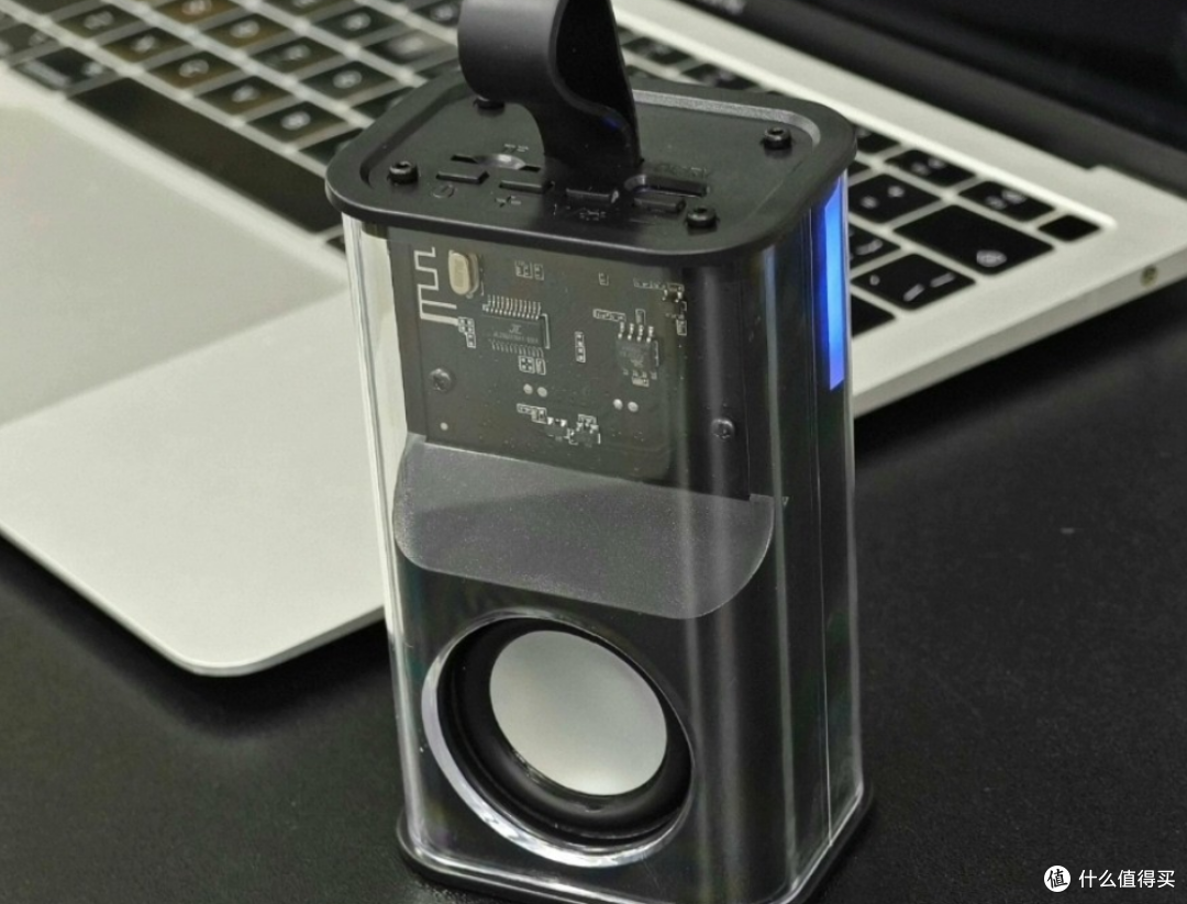 荣耀蓝牙音箱,透明机甲风,带RGB,二手鱼上9.9包邮了,不敢想!