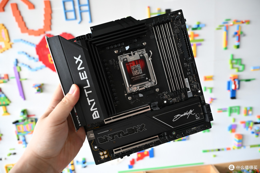 12+2+1相供电、WiFi 7、PCIe 5.0全给齐,七彩虹BATTLE-AX B850M-PLUS主板开箱