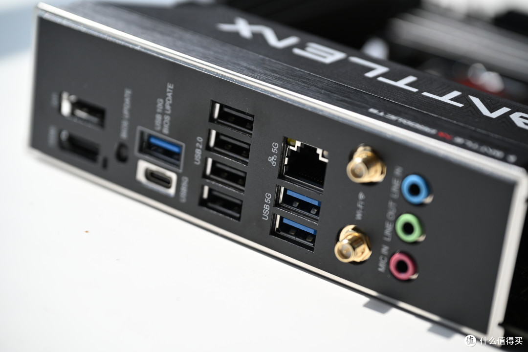 12+2+1相供电、WiFi 7、PCIe 5.0全给齐,七彩虹BATTLE-AX B850M-PLUS主板开箱