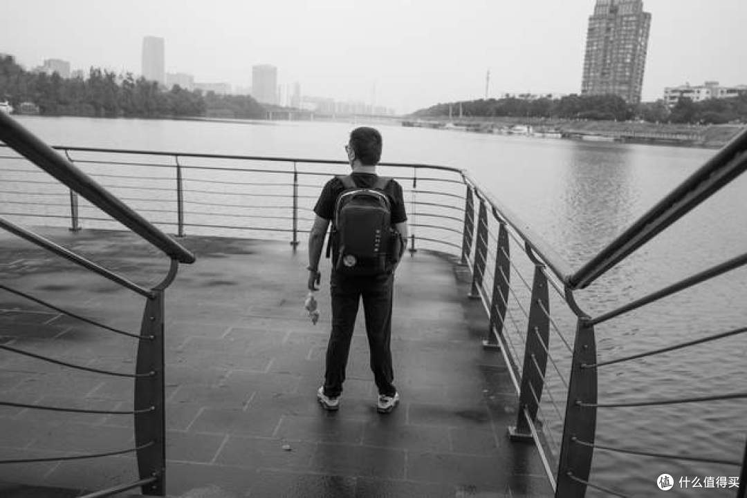 便携通勤，高能防护，这是蛇粉必入款：雷蛇游侠背包V4体验