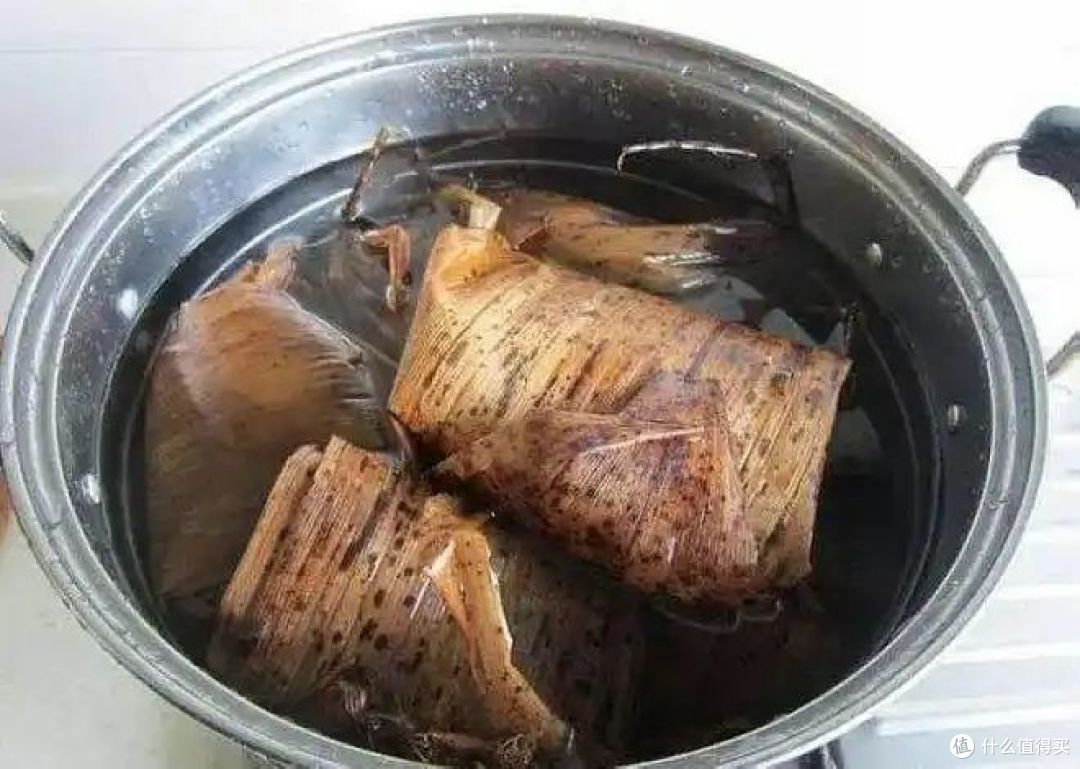 在河南,用竹笋叶包三角扁粽,你知道是哪地方的做法吗?