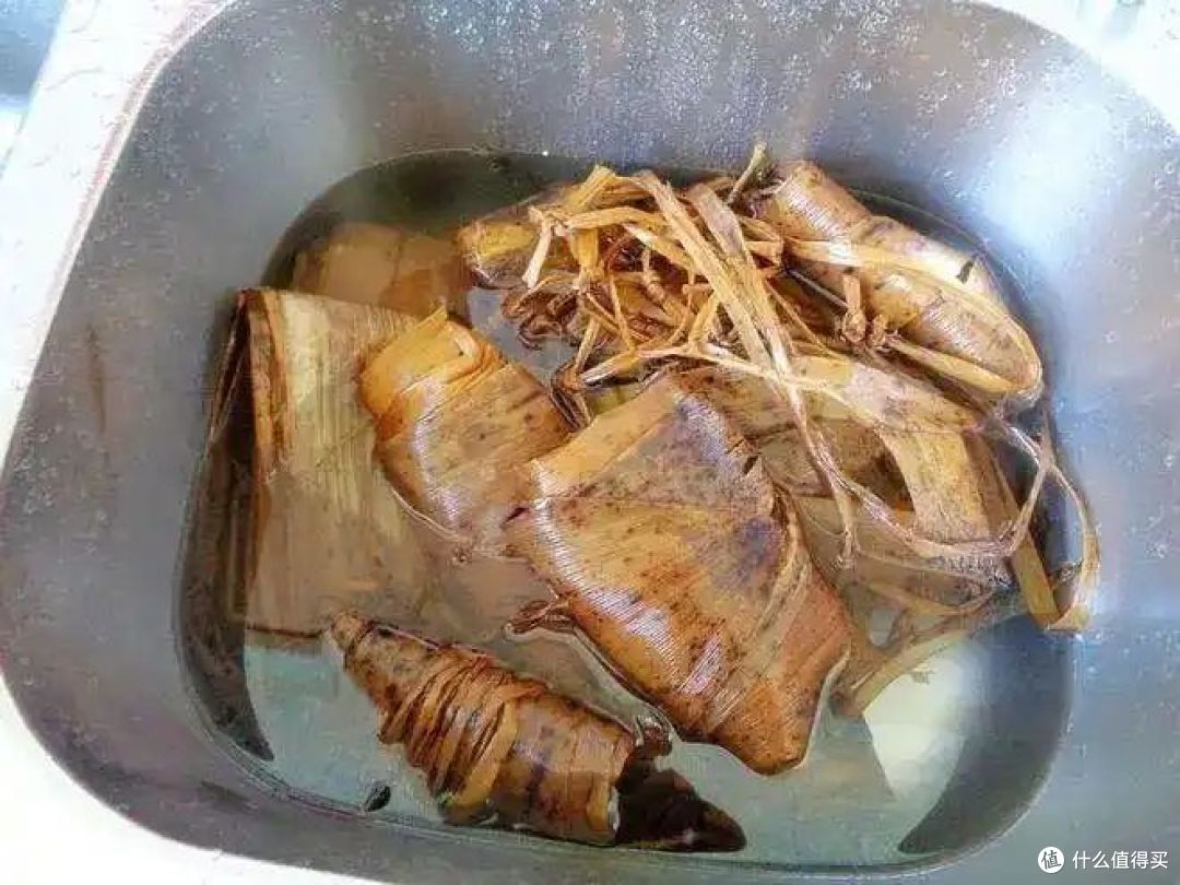 在河南,用竹笋叶包三角扁粽,你知道是哪地方的做法吗?