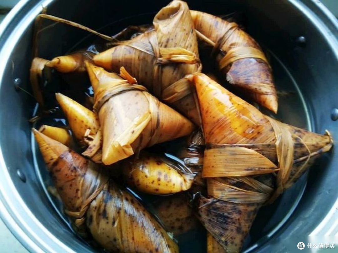 在河南,用竹笋叶包三角扁粽,你知道是哪地方的做法吗?