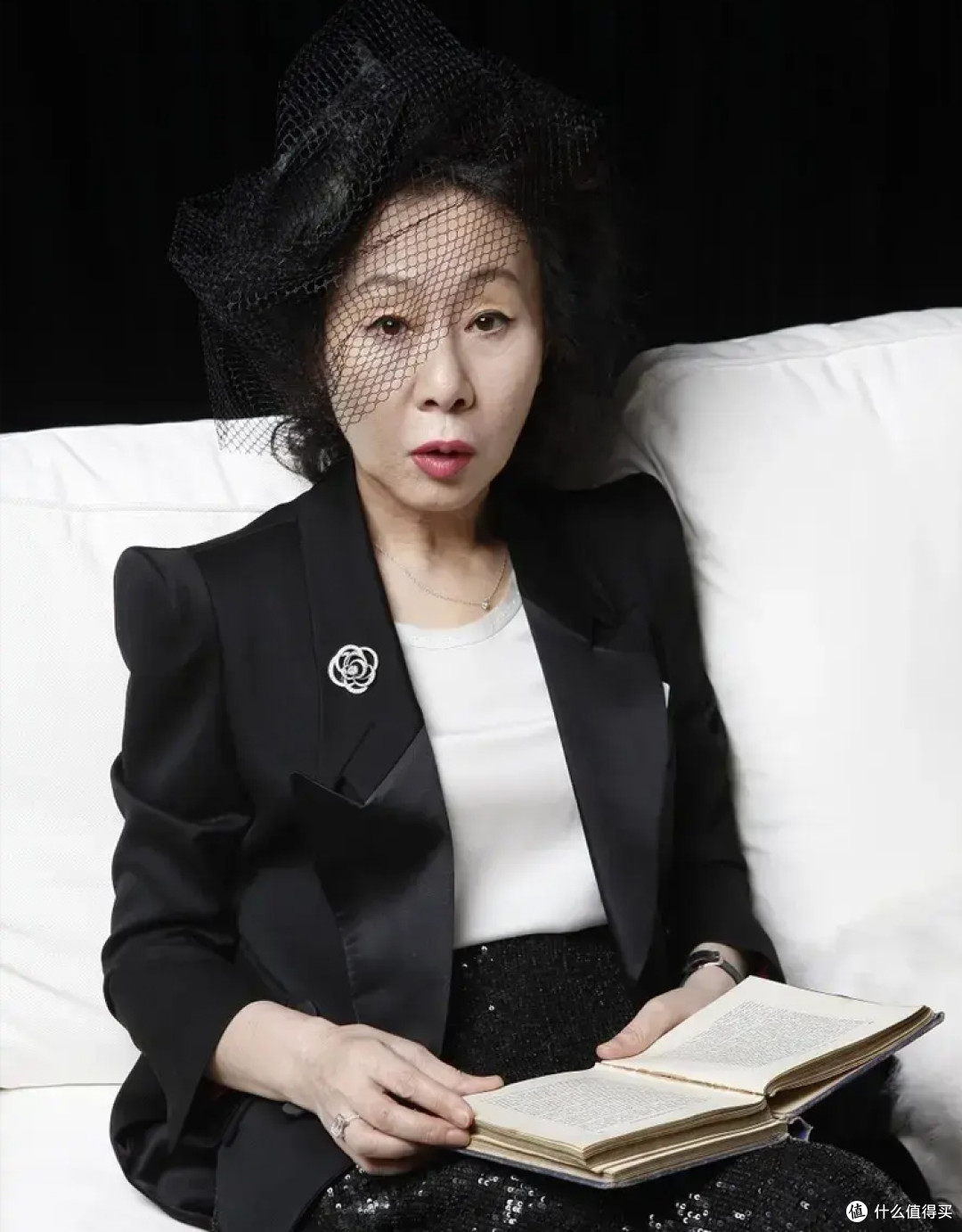 70多岁尹汝贞亲身示范:发烫卷、衣不花、腰板直,老了也优雅高级