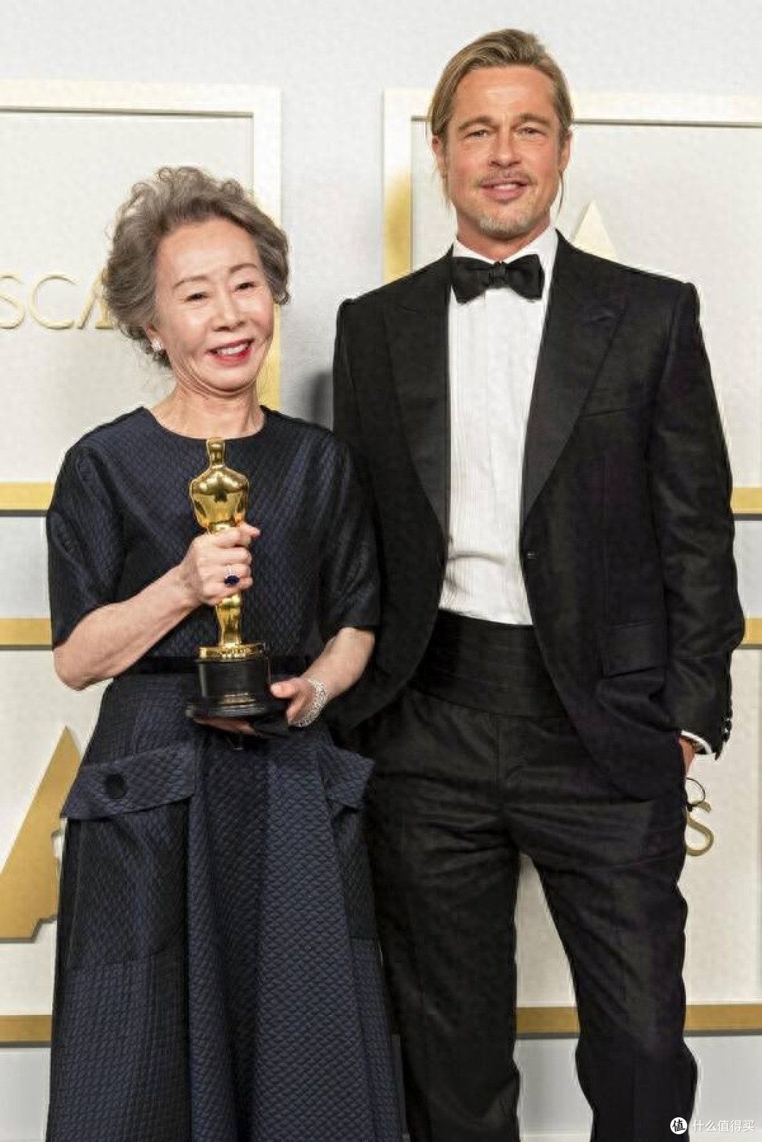 70多岁尹汝贞亲身示范:发烫卷、衣不花、腰板直,老了也优雅高级