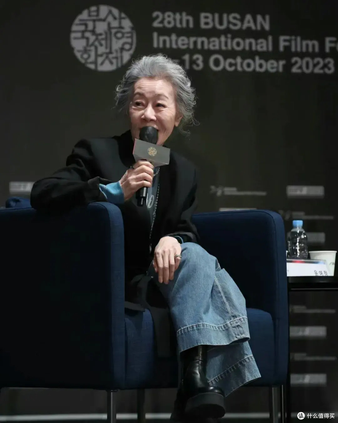 70多岁尹汝贞亲身示范:发烫卷、衣不花、腰板直,老了也优雅高级