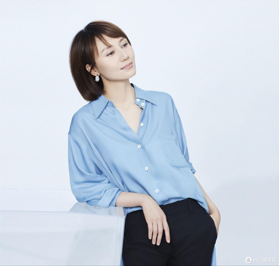 中老年女人:要少穿黑色、卡其色,提升你的穿搭品位,减龄显年轻