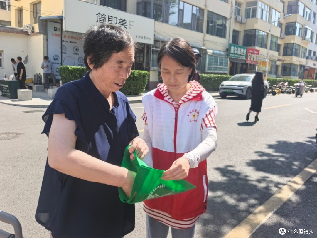 长治市阳光协会走进园林东小区：爱心义诊 义务理发 温暖居民心