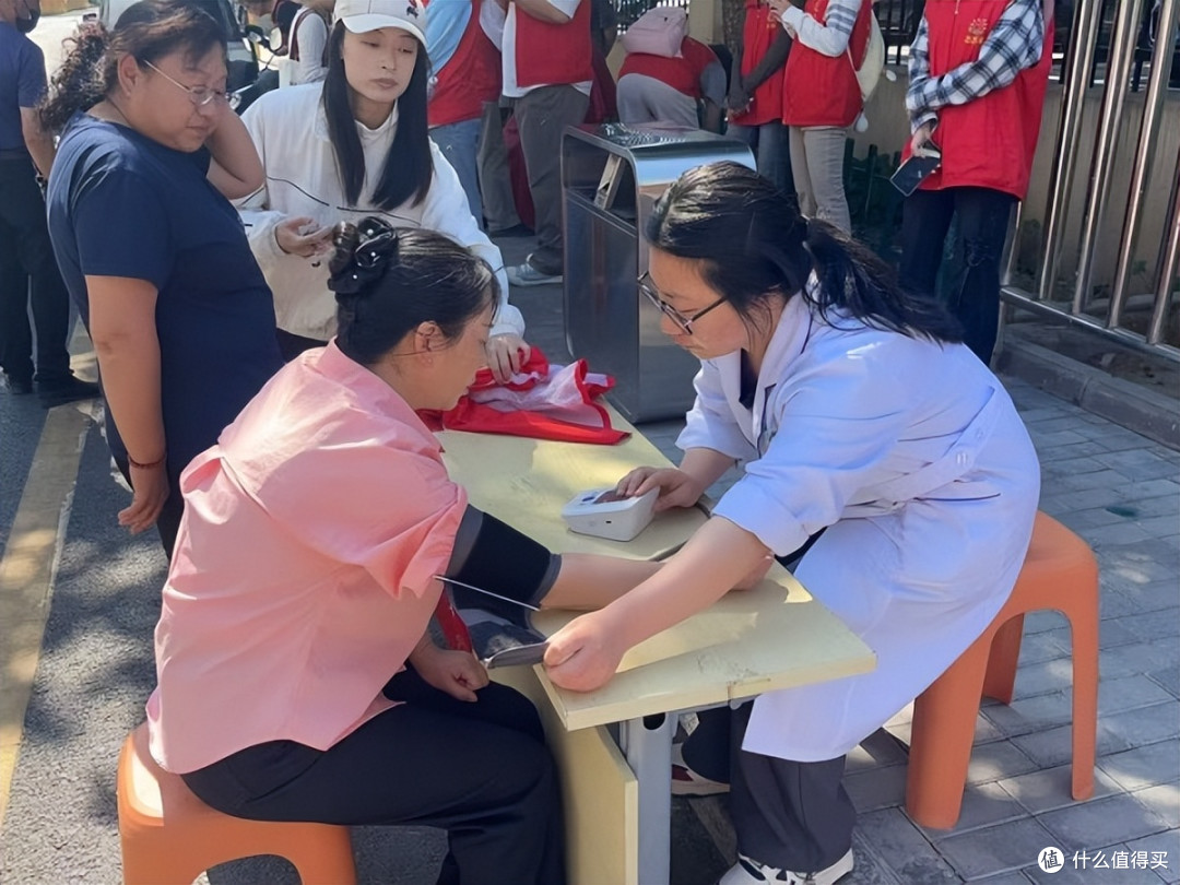 长治市阳光协会走进园林东小区：爱心义诊 义务理发 温暖居民心