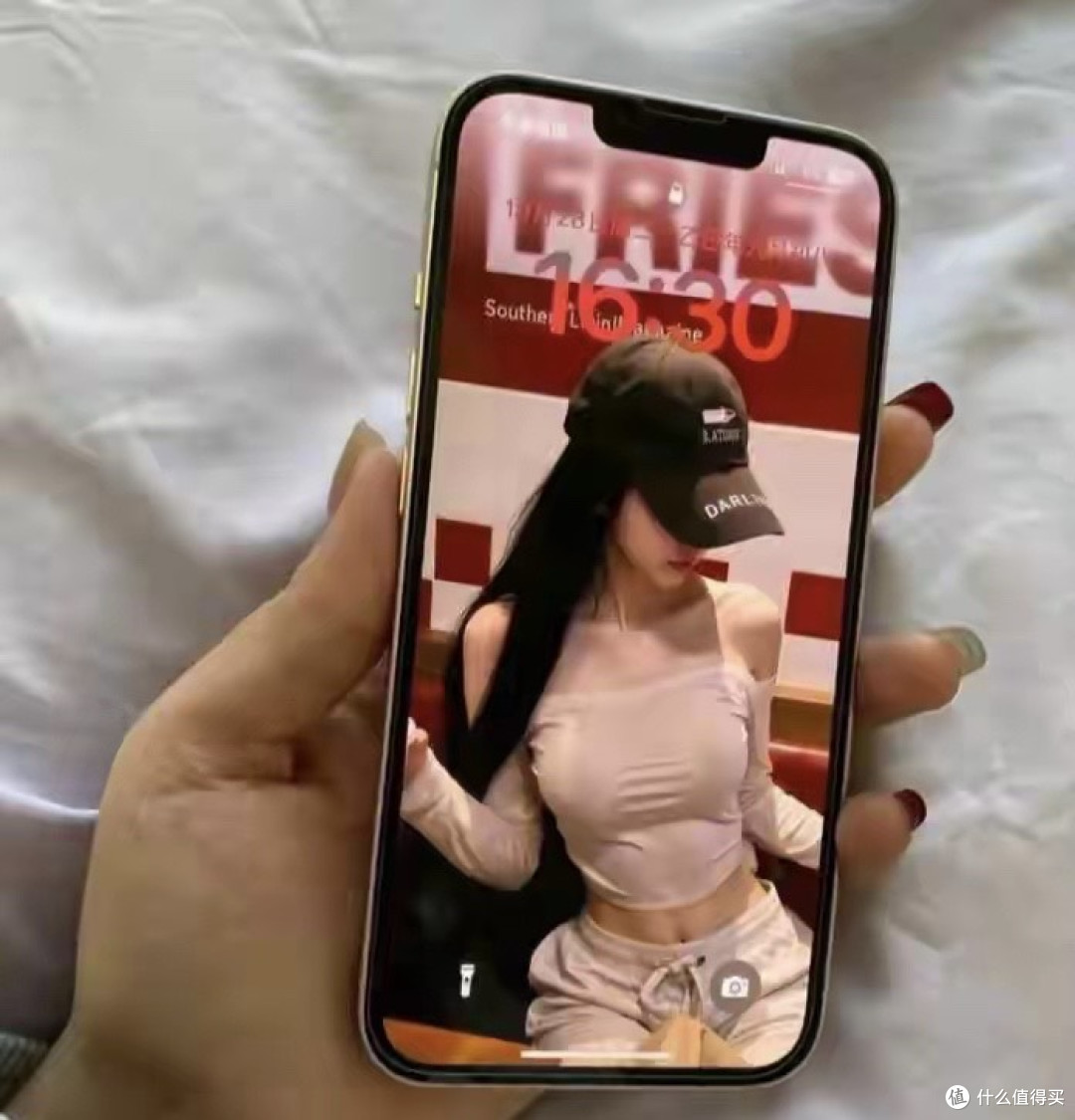 二手iPhone 13跌到700元,老旗舰变身拍摄神器,年轻人悄悄抢着买