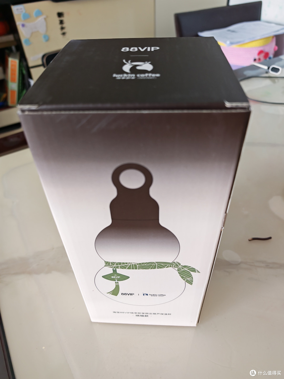盒子包装有瑞幸的logo