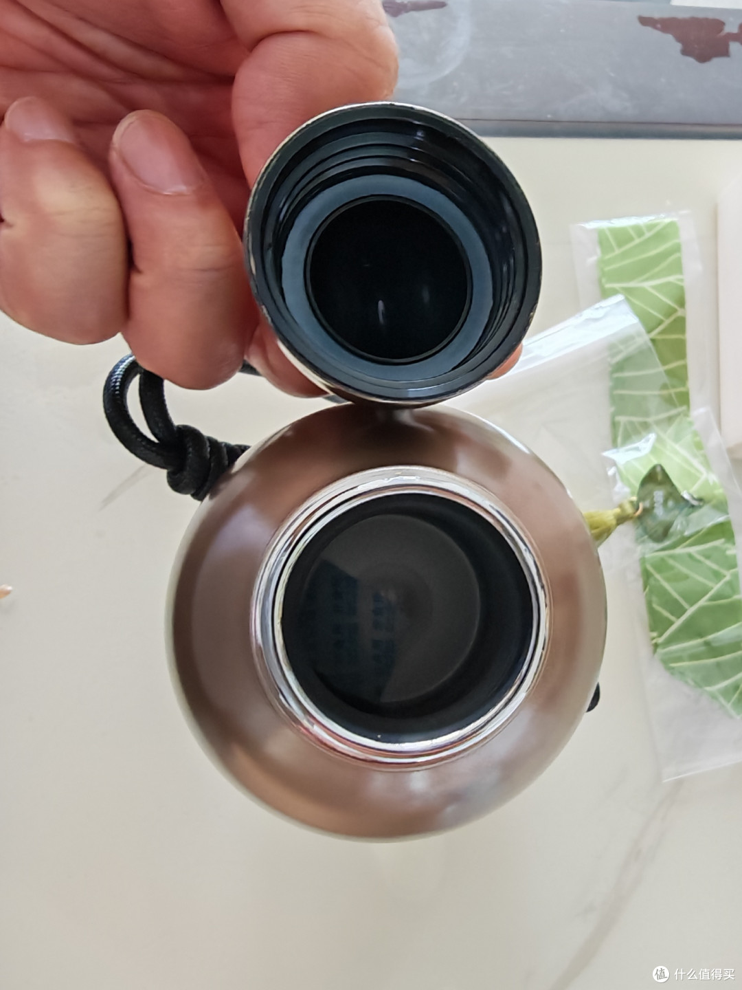 瓶盖与保温杯用一根绳子连着