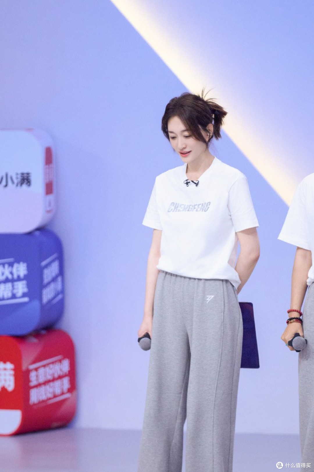 李小冉的状态真是让人羡慕!穿T恤+微喇裤,时髦减龄像个大学生