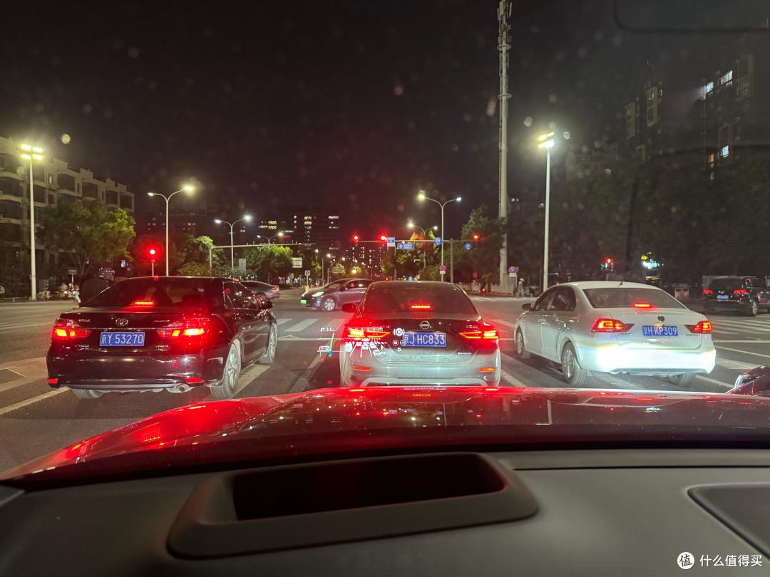 为什么老司机等红灯时,一直踩着刹车?内行人告诉你,这才是高手