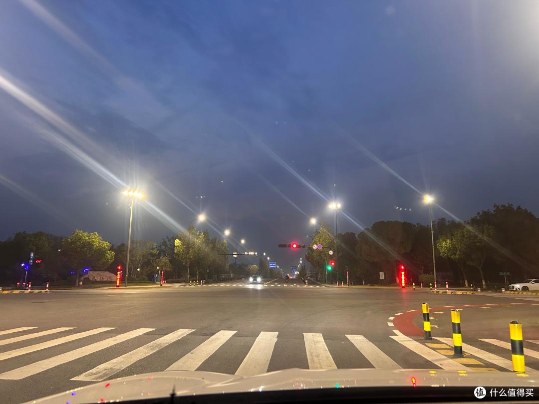 为什么老司机等红灯时,一直踩着刹车?内行人告诉你,这才是高手
