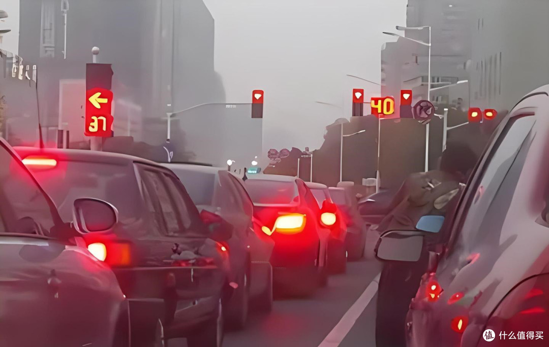 为什么老司机等红灯时,一直踩着刹车?内行人告诉你,这才是高手