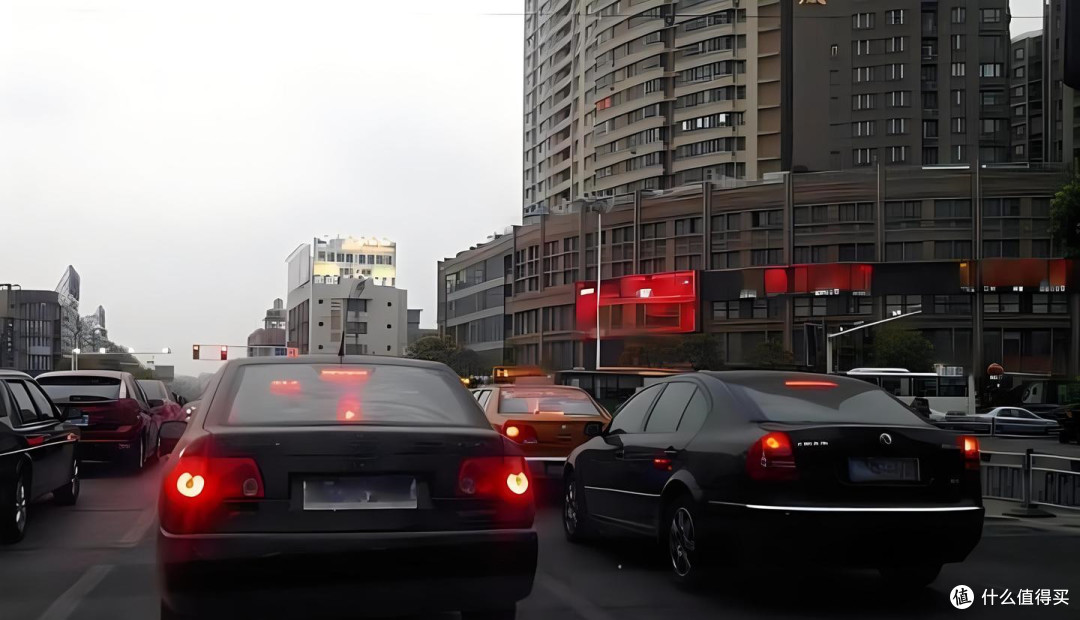 为什么老司机等红灯时,一直踩着刹车?内行人告诉你,这才是高手