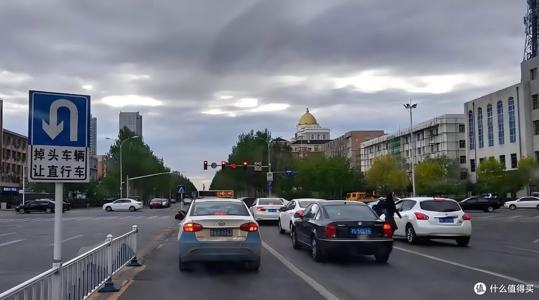 为什么老司机等红灯时,一直踩着刹车?内行人告诉你,这才是高手