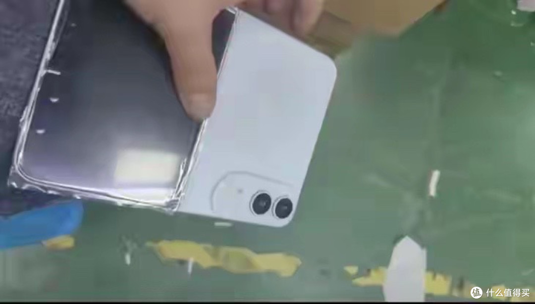 苹果首款折叠屏iPhone Ultra曝光：无折痕、取消Face ID、14999元