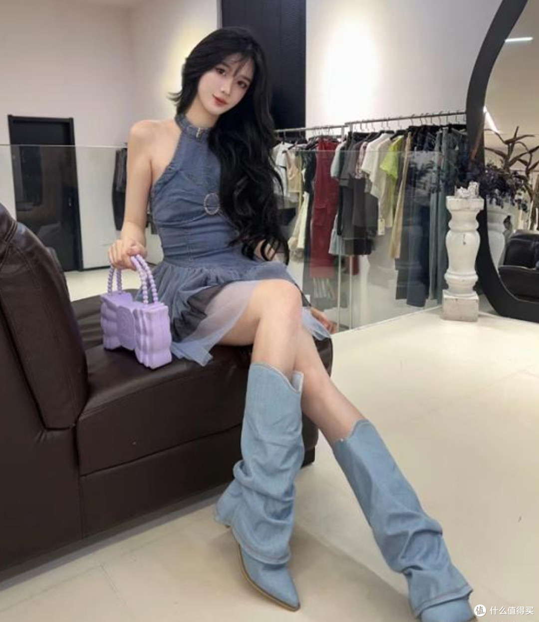 杭州女生的穿搭非常惊艳，很多人在穿超短裙+堆堆靴，洋气又时髦