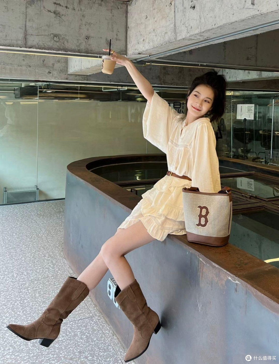 杭州女生的穿搭非常惊艳，很多人在穿超短裙+堆堆靴，洋气又时髦