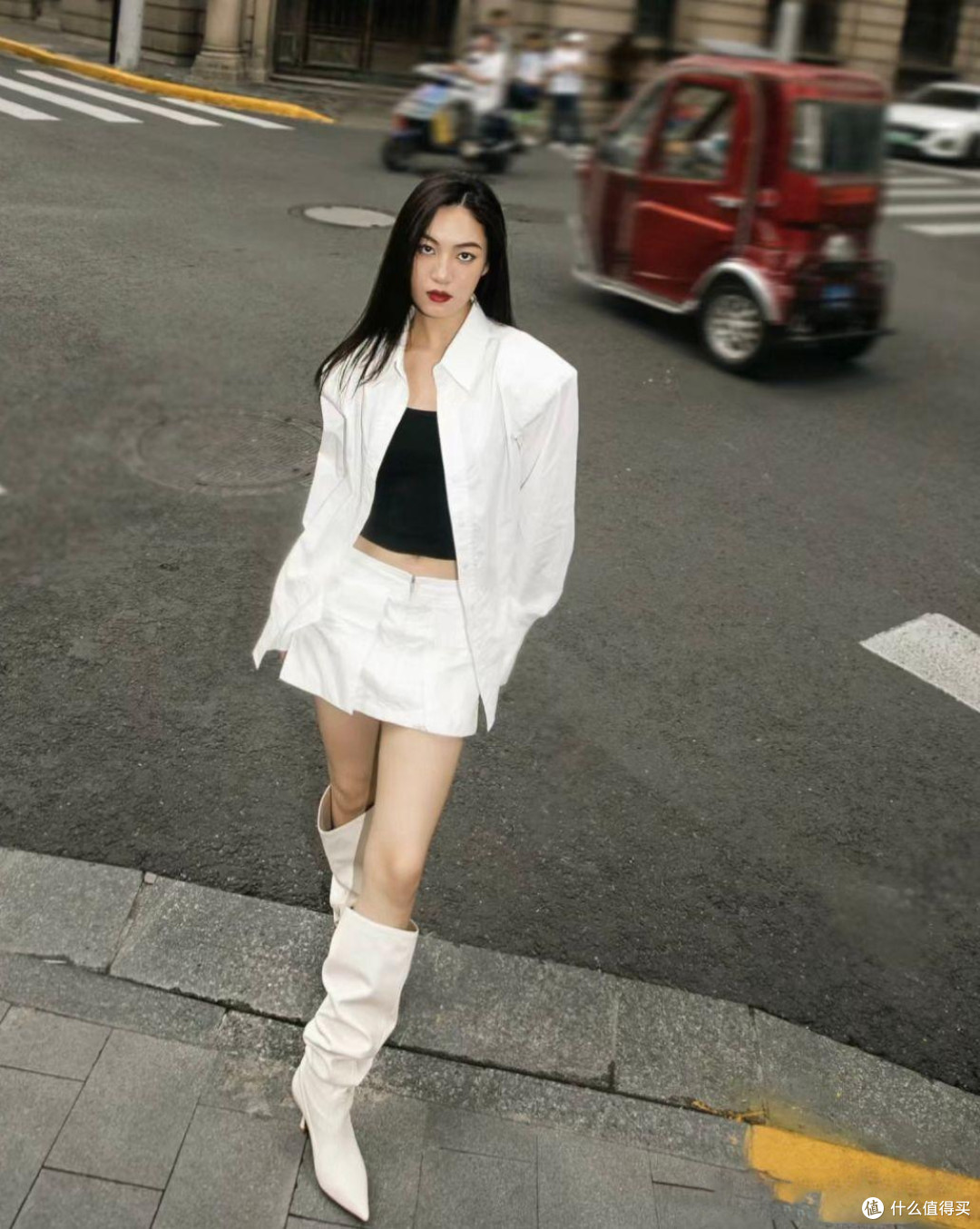 杭州女生的穿搭非常惊艳，很多人在穿超短裙+堆堆靴，洋气又时髦