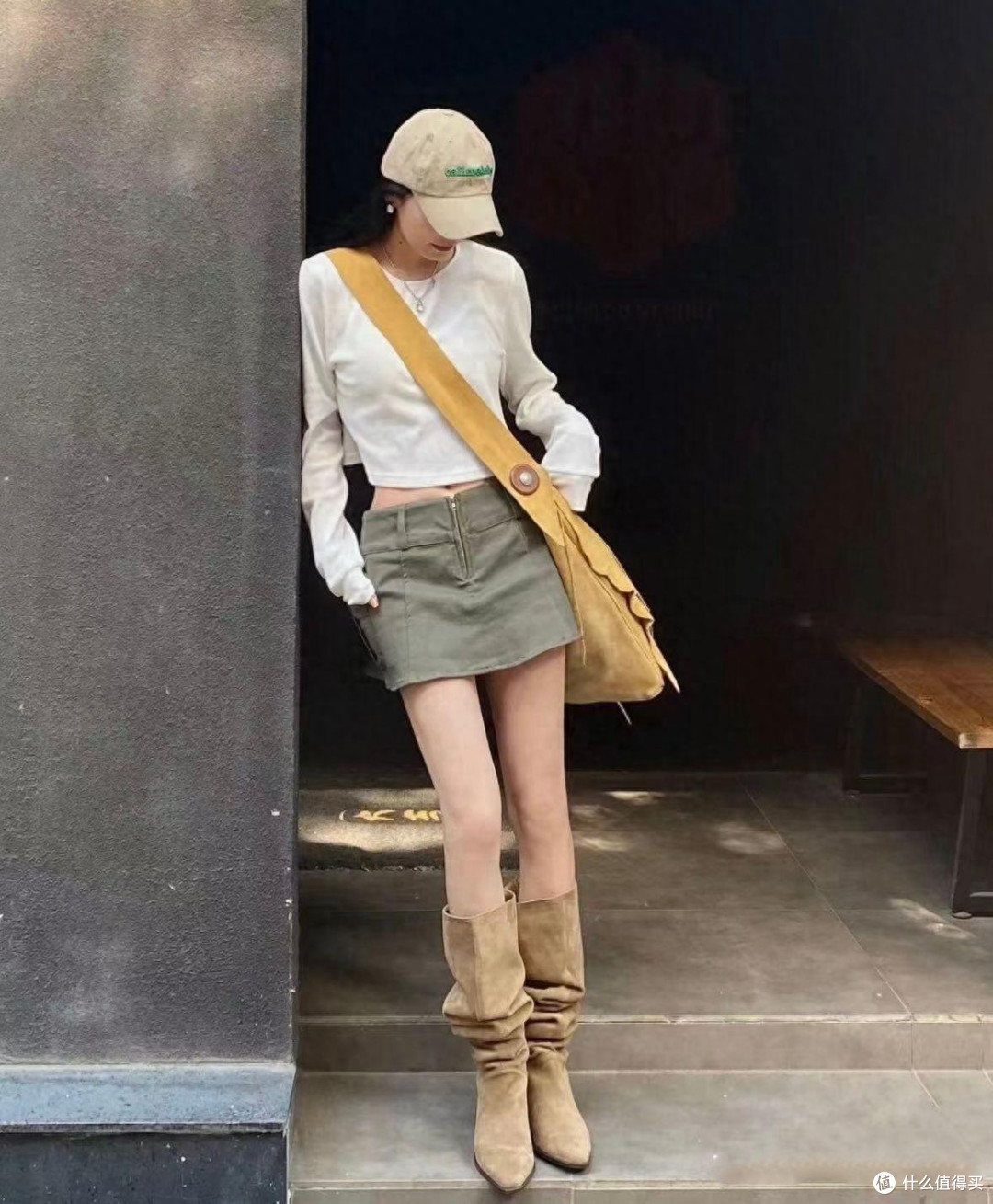 杭州女生的穿搭非常惊艳，很多人在穿超短裙+堆堆靴，洋气又时髦