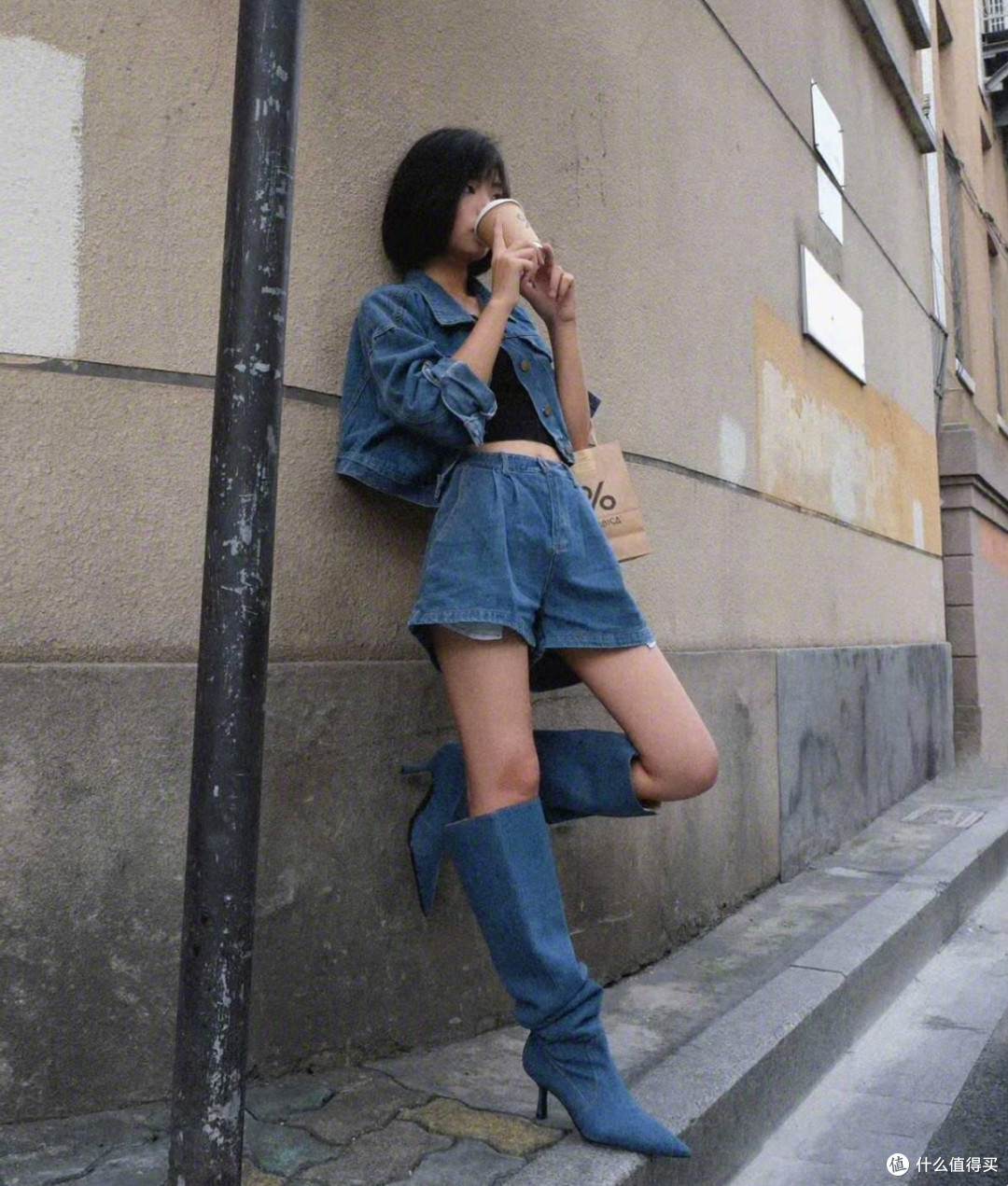 杭州女生的穿搭非常惊艳，很多人在穿超短裙+堆堆靴，洋气又时髦
