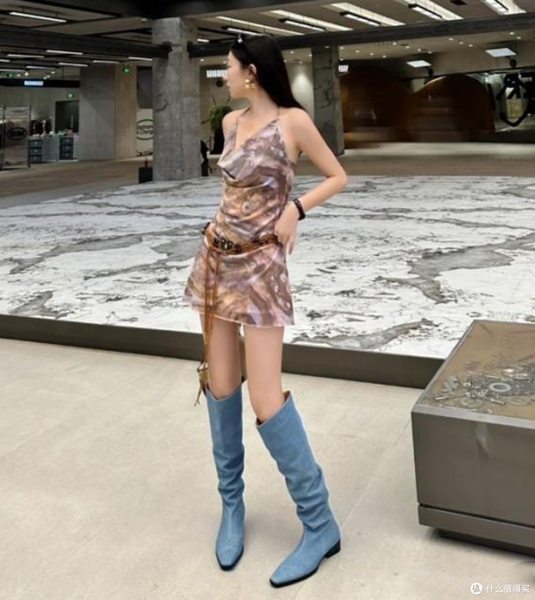 杭州女生的穿搭非常惊艳，很多人在穿超短裙+堆堆靴，洋气又时髦
