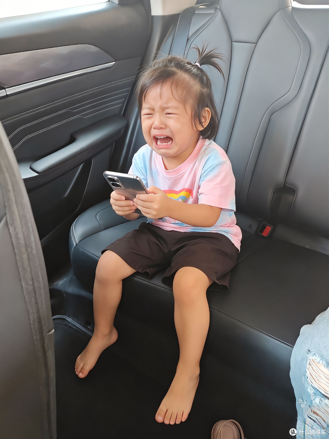 后排小朋友哭闹抢手机乱开门开窗极其危险
