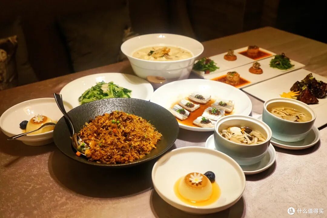茶园中醒来,松林里入睡。今天是这家火了十多年的酒店