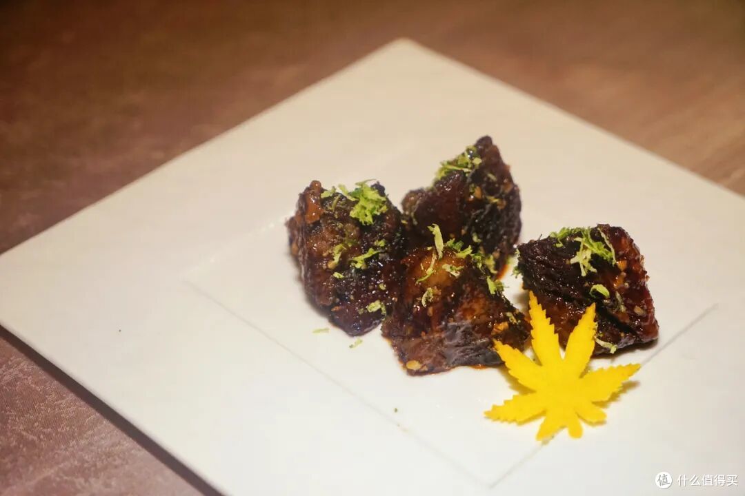 茶园中醒来,松林里入睡。今天是这家火了十多年的酒店
