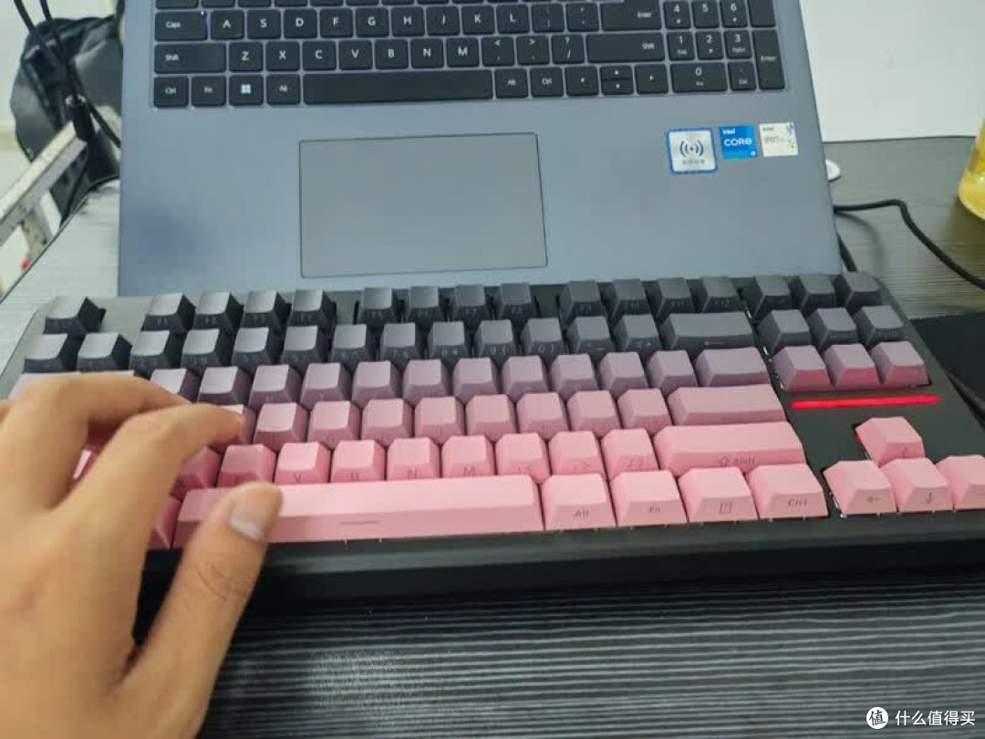 粉黑渐变键盘：办公游戏两不误
