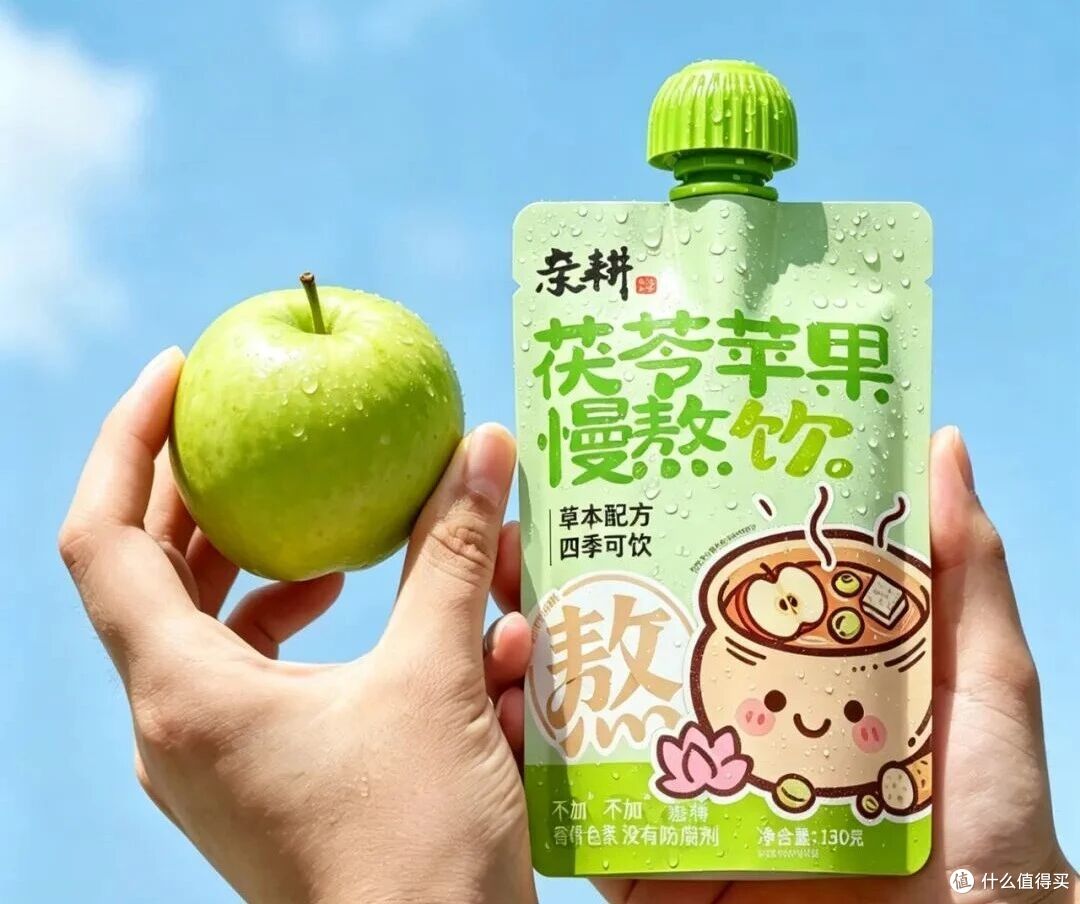 茯苓苹果慢熬饮:酸甜有度,把果园和草本装进瓶子,再倒进冰杯