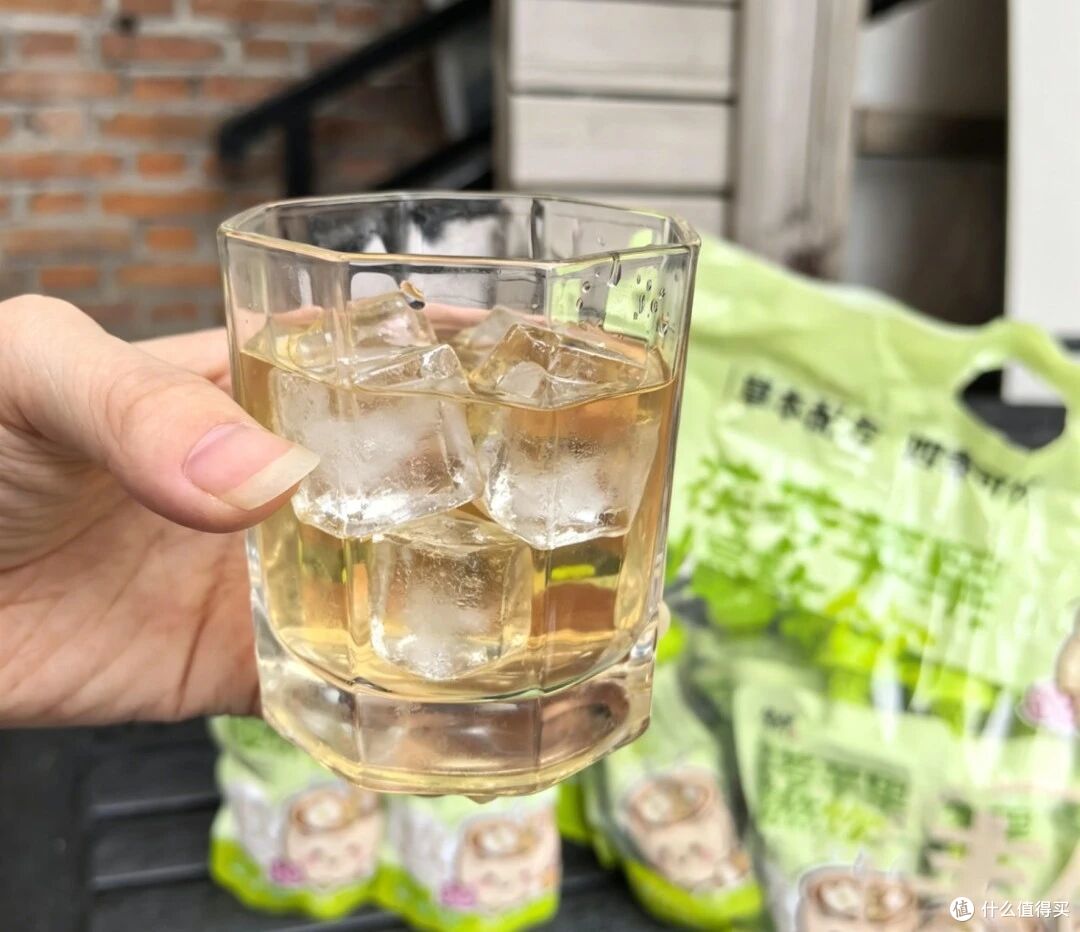 茯苓苹果慢熬饮:酸甜有度,把果园和草本装进瓶子,再倒进冰杯