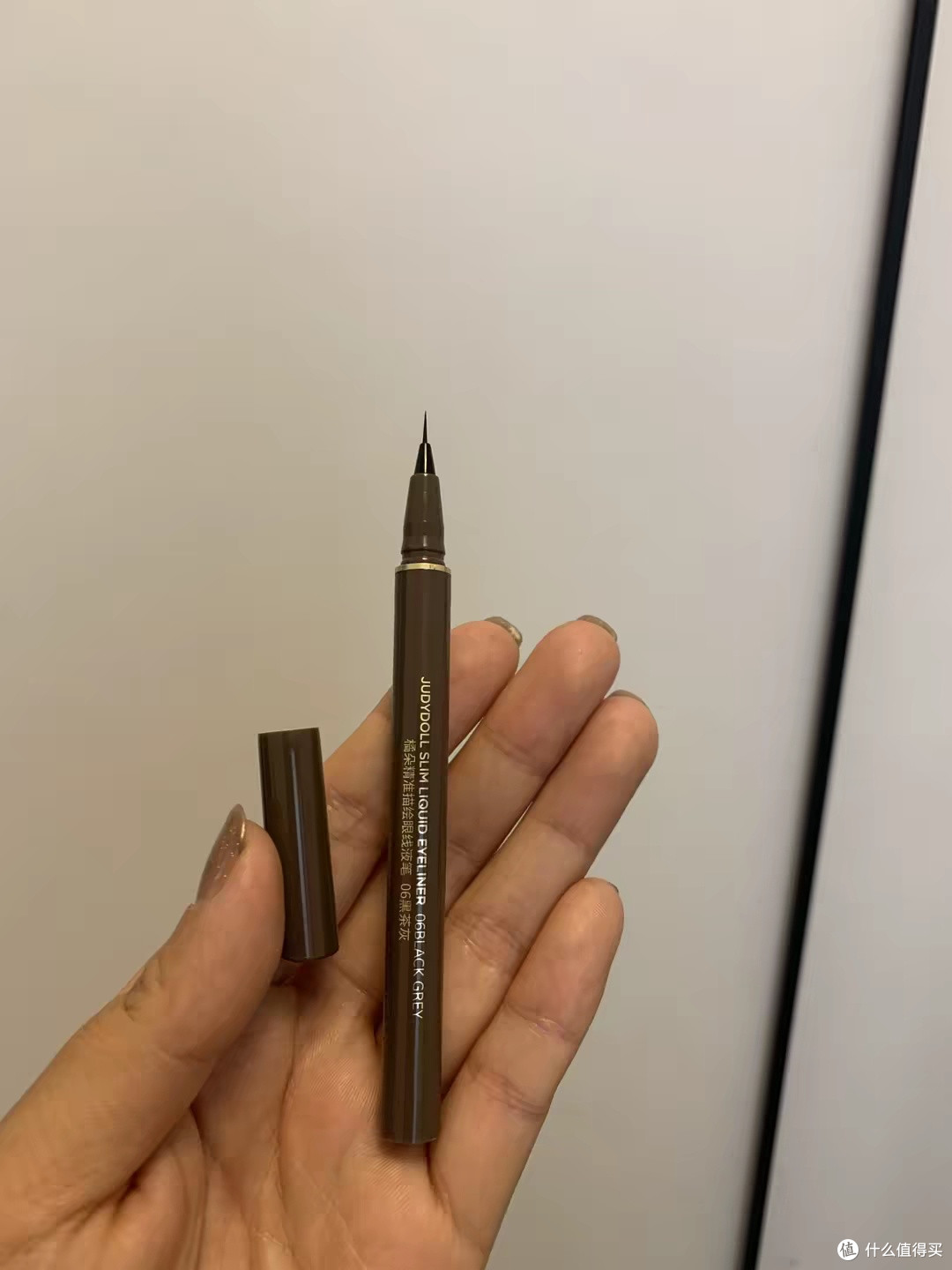 橘朵眼线液笔:精细持久不晕妆