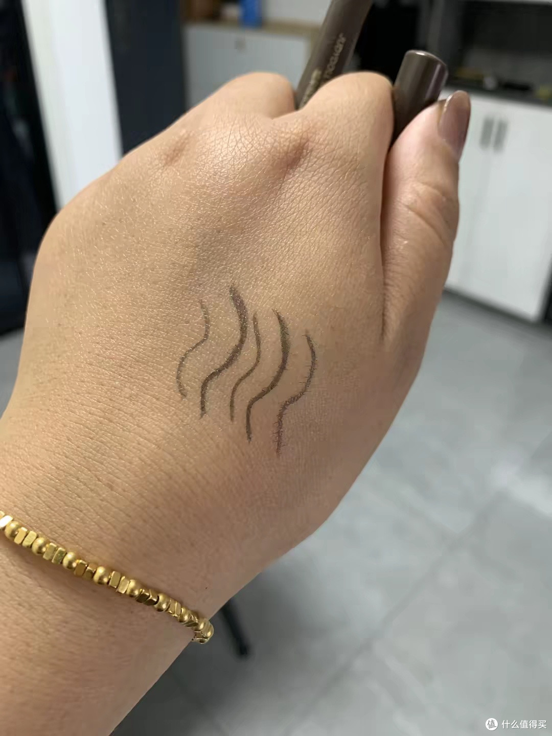 橘朵眼线液笔:精细持久不晕妆