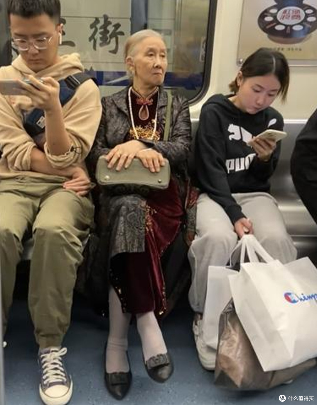 这些奶奶的打扮端庄精致：白发不染、裙配黑丝，一看就是有钱人