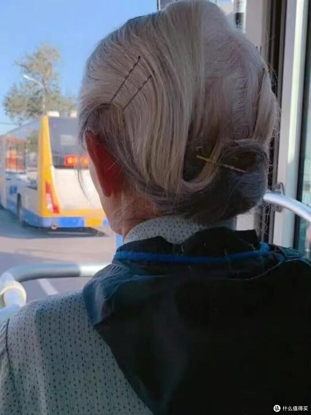 这些奶奶的打扮端庄精致：白发不染、裙配黑丝，一看就是有钱人