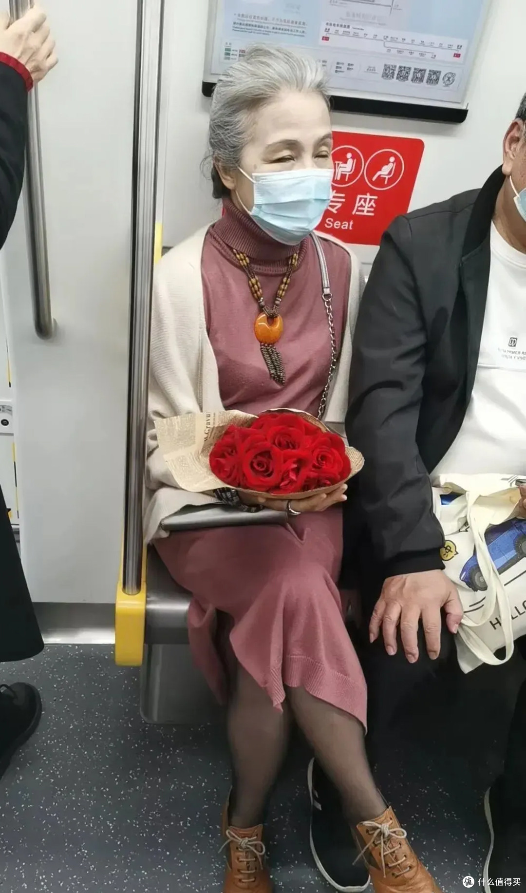 这些奶奶的打扮端庄精致：白发不染、裙配黑丝，一看就是有钱人