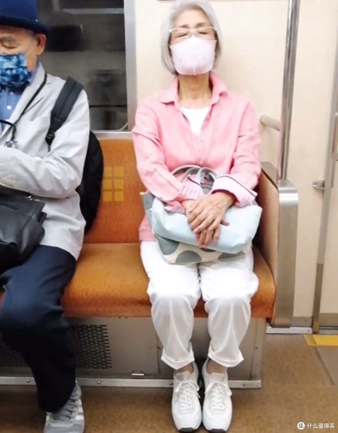 这些奶奶的打扮端庄精致：白发不染、裙配黑丝，一看就是有钱人