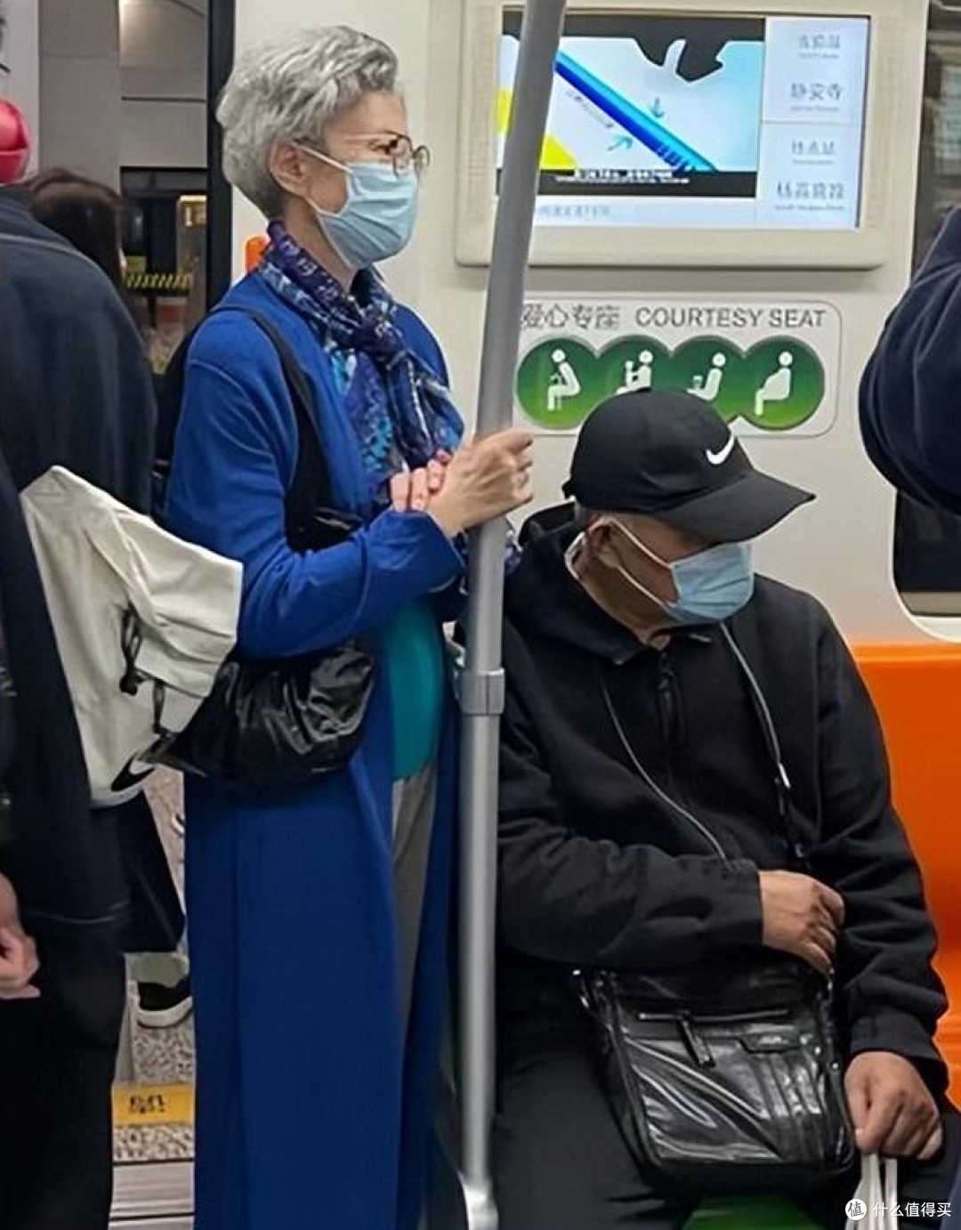 这些奶奶的打扮端庄精致：白发不染、裙配黑丝，一看就是有钱人