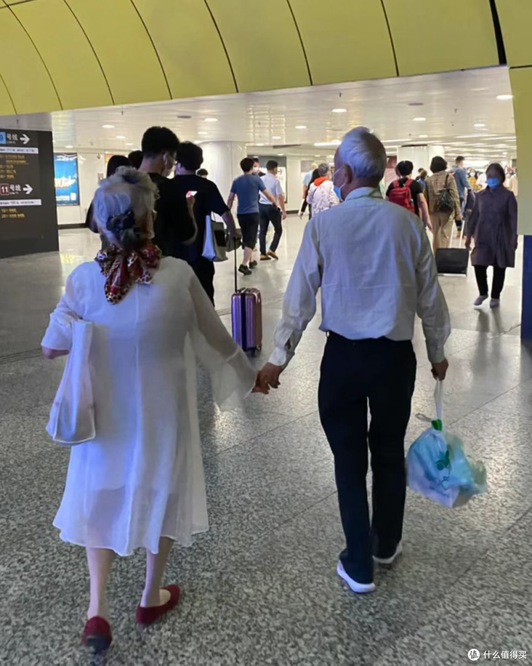 这些奶奶的打扮端庄精致：白发不染、裙配黑丝，一看就是有钱人