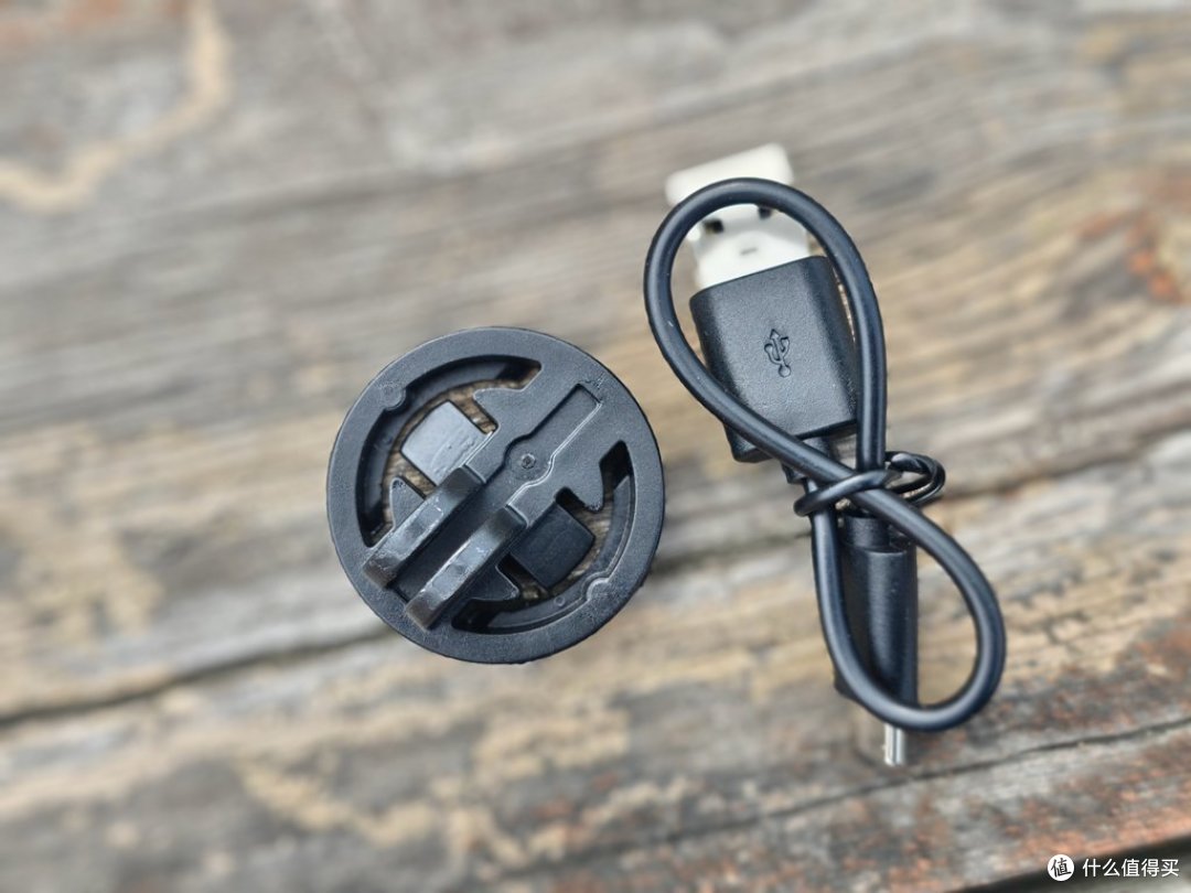 迈极炫RC1000吊装夜骑灯实测:千流明截止线,安全长效护骑行