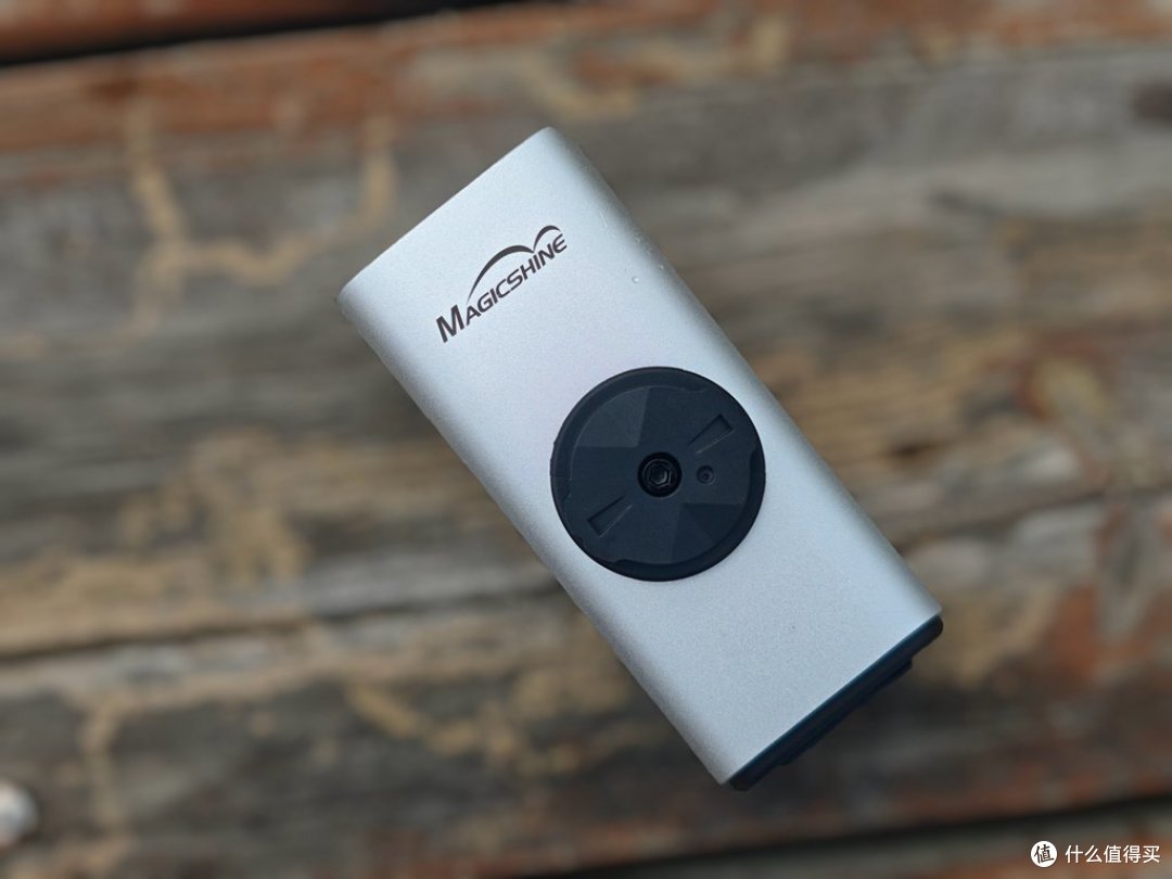 迈极炫RC1000吊装夜骑灯实测:千流明截止线,安全长效护骑行